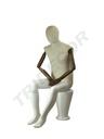Maniquí de hombre sentado con brazos articulados de tela y fibra de vidrio blanco brillante