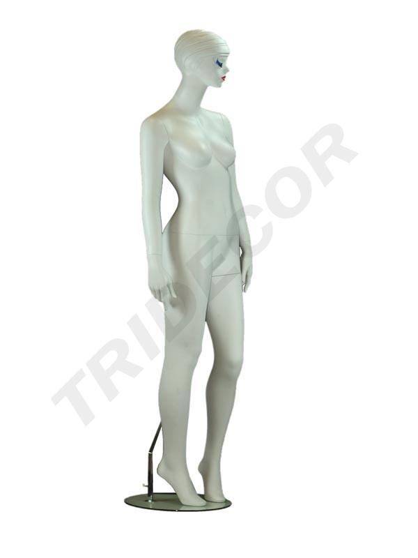 Maniquí femenino en blanco mate con pestañas azules y cabello esculpido