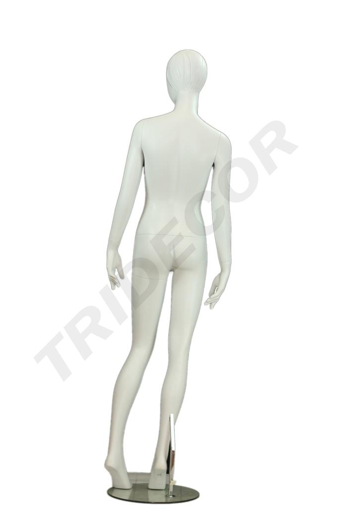 Maniquí femenino en blanco mate con pestañas azules y cabello esculpido