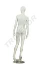 Maniquí femenino en blanco mate con pestañas azules y cabello esculpido