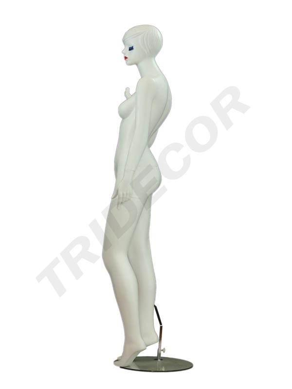 Maniquí femenino en blanco mate con pestañas azules y cabello esculpido