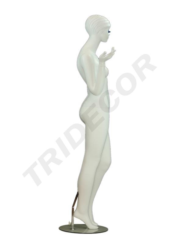 Maniquí femenino en blanco mate con pestañas azules y cabello esculpido