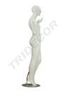 Maniquí femenino en blanco mate con pestañas azules y cabello esculpido