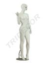 Maniquí femenino en blanco mate con pestañas azules y cabello esculpido