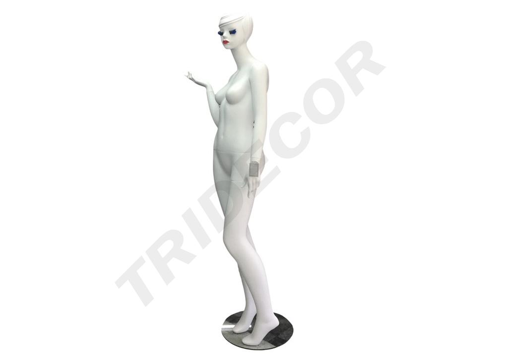 Maniquí femenino en blanco mate con pestañas azules y cabello esculpido