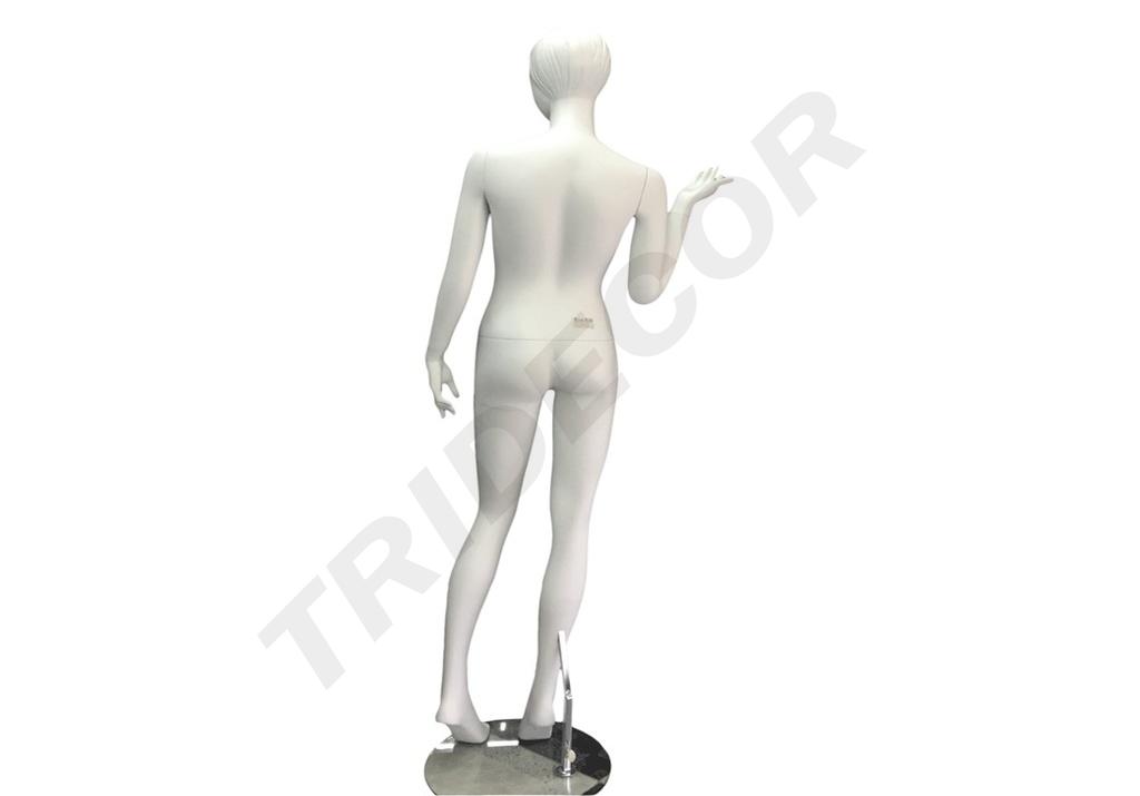 Maniquí femenino en blanco mate con pestañas azules y cabello esculpido
