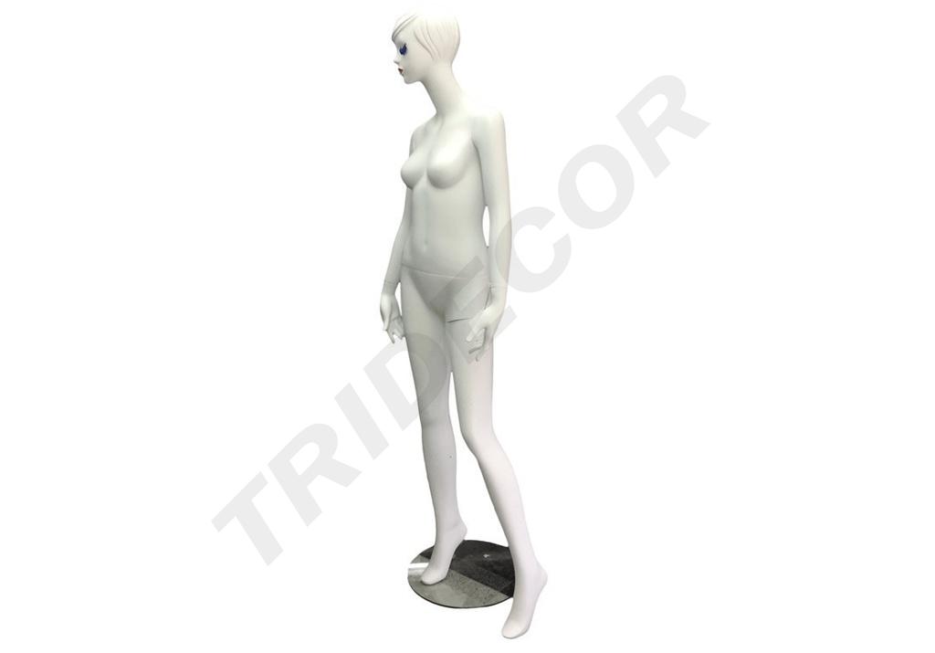 Maniquí femenino en blanco mate con pestañas azules y labios rojos