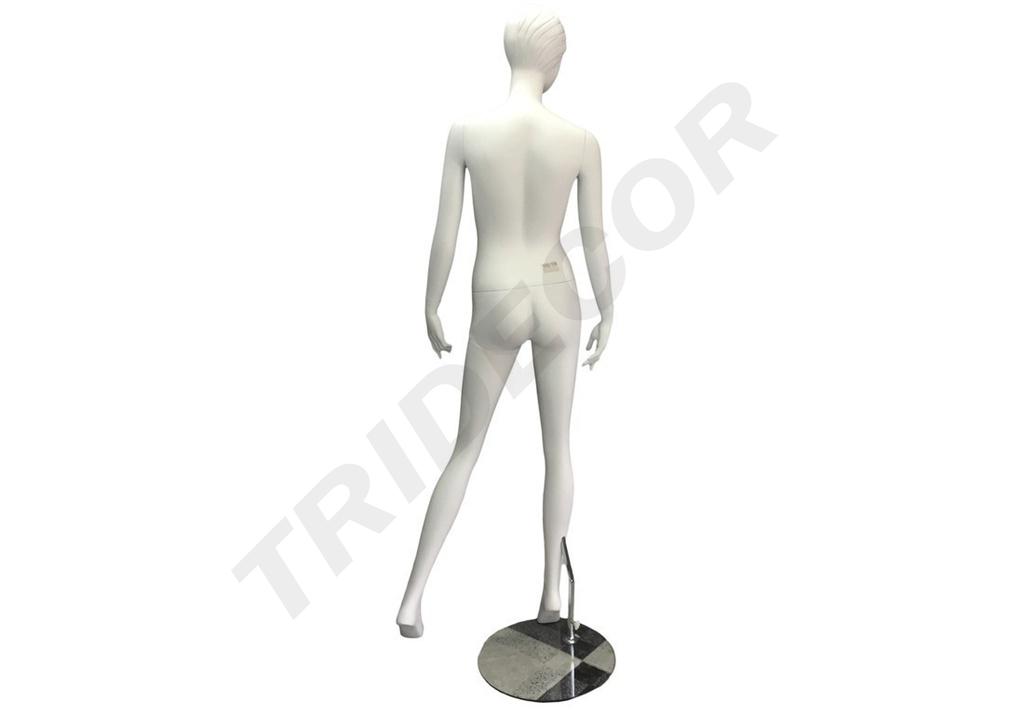 Maniquí femenino en blanco mate con pestañas azules y labios rojos