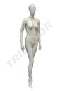 Maniquí femenino en blanco mate sin rostro con pie adelantado