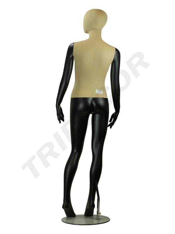 Maniquí femenino en negro mate y tela beige oscuro con la rodilla doblada