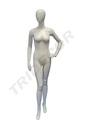 Maniquí femenino en blanco mate con la mano en la cintura