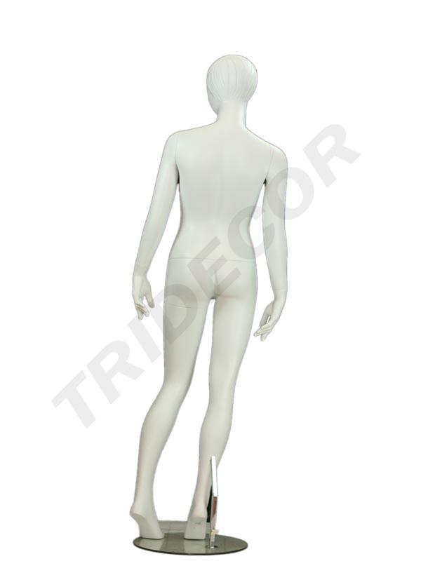 Maniquí femenino en blanco mate con pestañas azules y cabello esculpido
