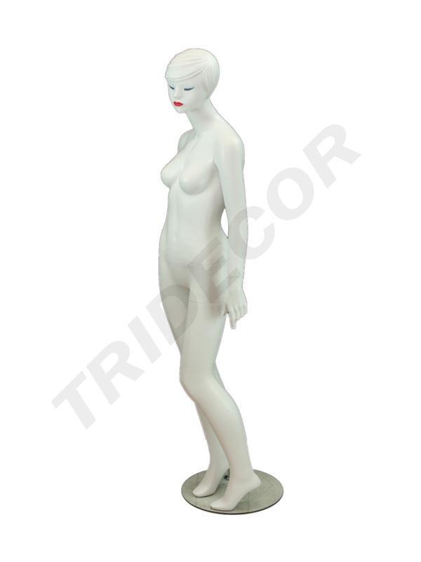 Maniquí femenino en blanco mate con pestañas azules y cabello esculpido
