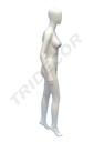Maniquí femenino en blanco mate sin rostro con pie adelantado