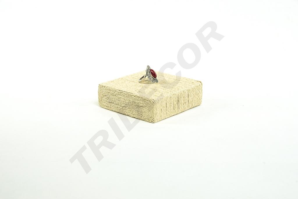 Base cuadrada cubierta con cuerda beige