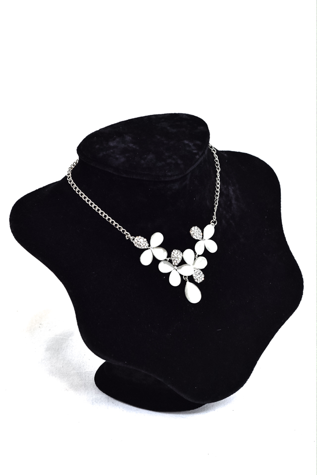 Exhibidor grande de collar de terciopelo negro