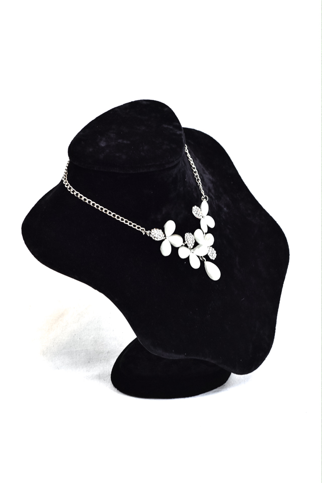 Exhibidor grande de collar de terciopelo negro