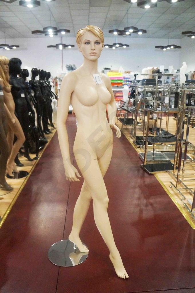 Maniquí femenino de color carne con cabello esculpido
