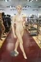 Maniquí femenino de color carne con cabello esculpido