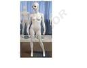 Maniquí femenino en blanco mate con pestañas azules y labios rojos