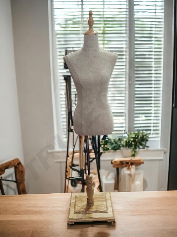 Busto de Mujer en Lino Amarillo con Copa y Base Rectangular de Madera Clara
