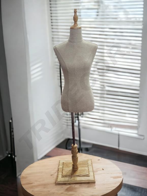 040899-Busto-de-mujer-en-tela-de-lino-madera-clara-tridecor