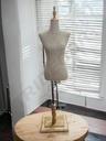 Busto de Mujer en Lino Amarillo con Copa y Base Rectangular de Madera Clara