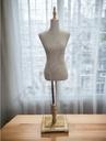 040899-Busto-de-mujer-en-tela-de-lino-madera-clara-tridecor
