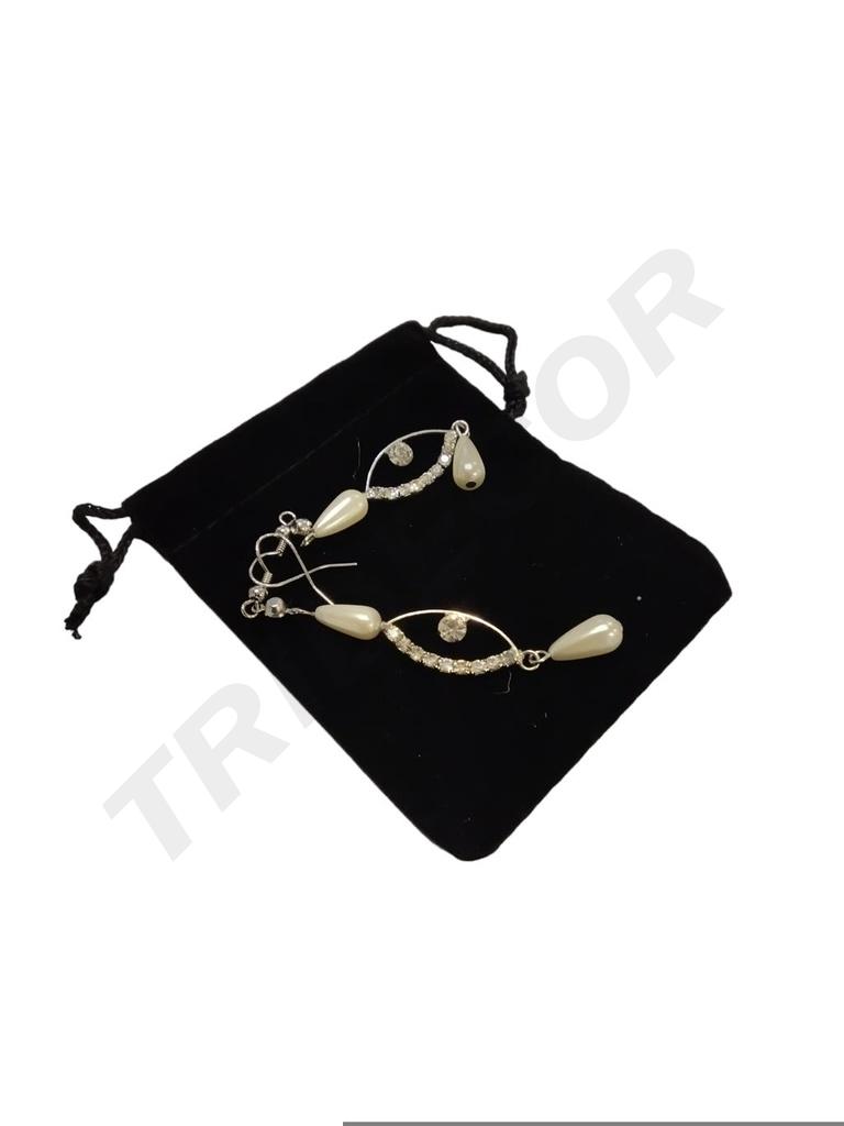 009701-Bolsas-cierre-cordón-en-terciopelo-negro-tridecor