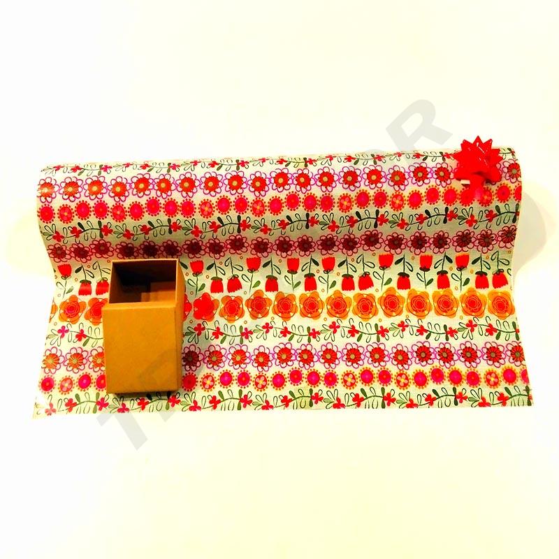 Papel de regalo con estampado floral 62 cm