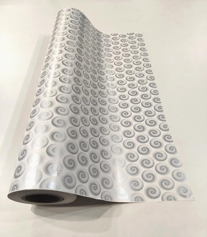 Rollos de papel de regalo plateado con espirales