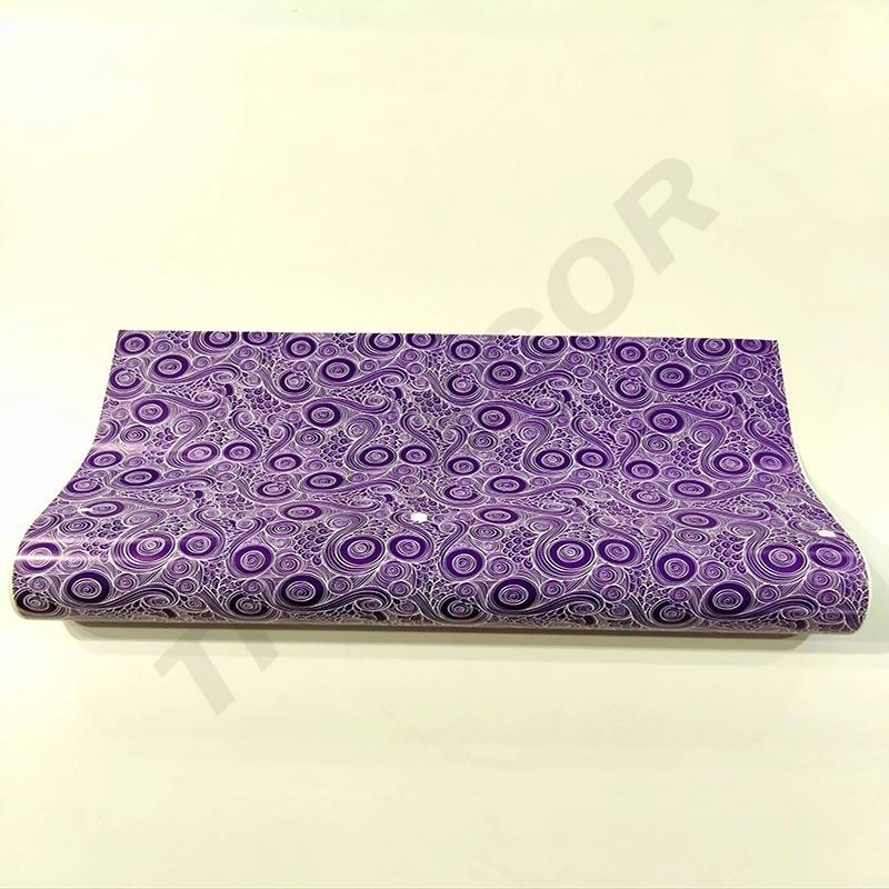 Papel de regalo morado con espirales 62 cm