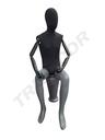 Sitzende Mannequin aus schwarzem Leinen