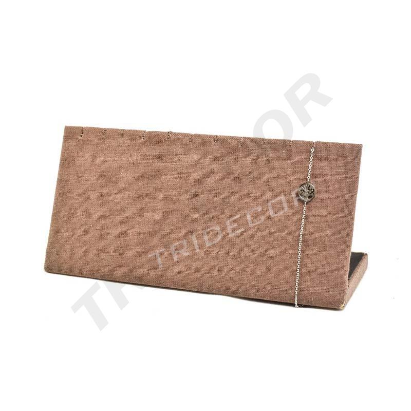Esposizione orizzontale di braccialetti in lino marrone