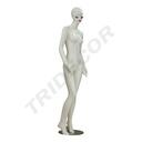 Mannequin féminin en fibre de verre blanc mat avec des cils bleus et des bios rouges