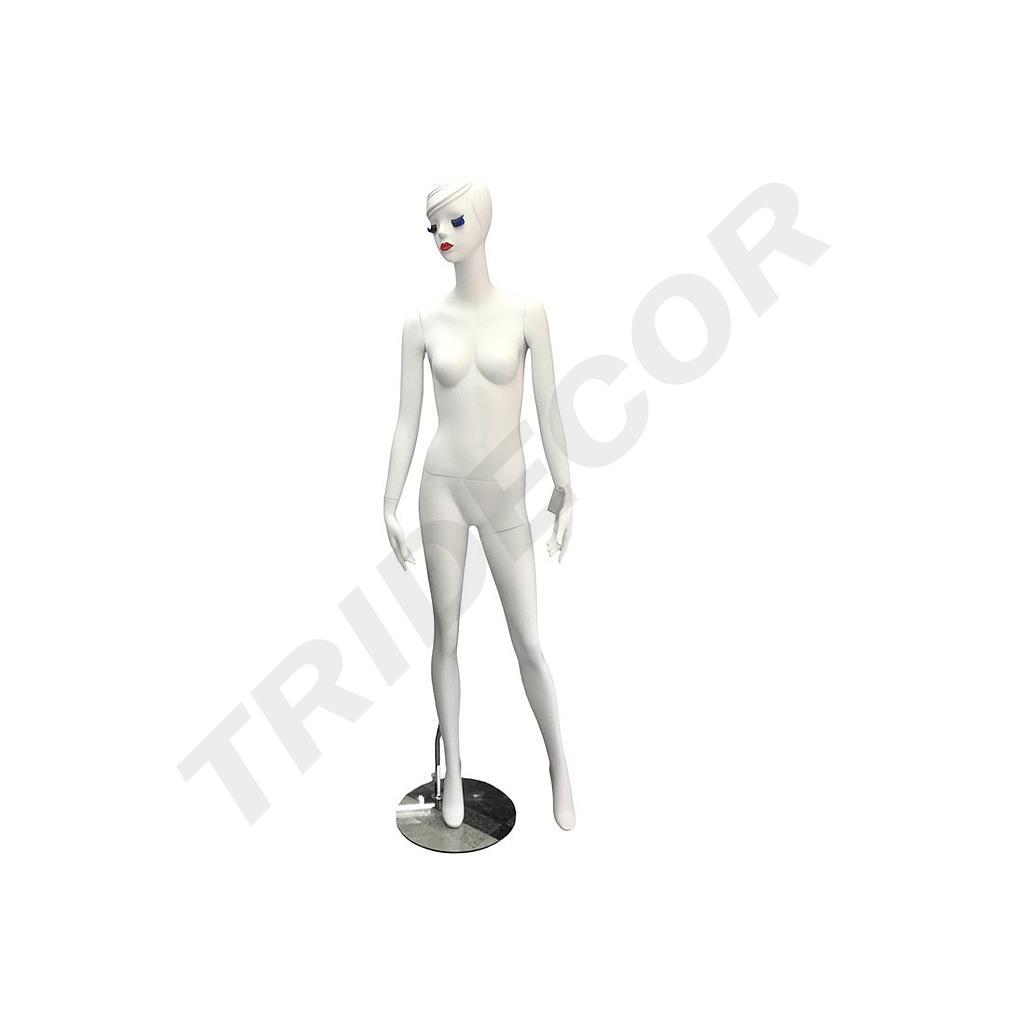 Mannequin femme en blanc mat avec des cils bleus et des lèvres rouges