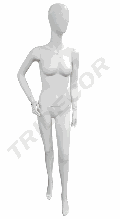 mannequin femme en blanc mat