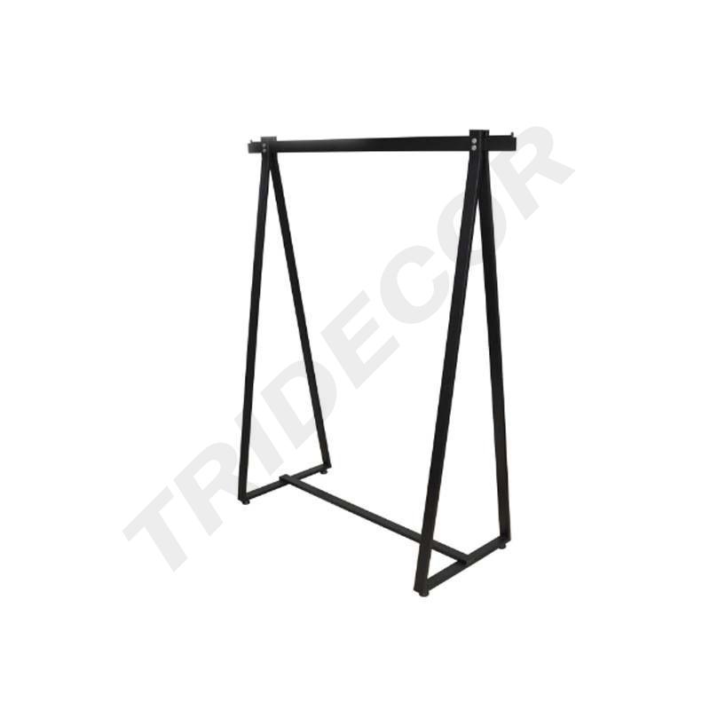 Cabideiro em Forma Triangular Cor Preto Fosco 150X120X48cm