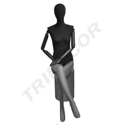 [040885] Sitzende weibliche Schaufensterpuppe in schwarzem Stoff und mattem grauem Fiberglas