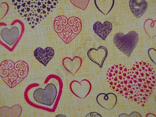 [014176] Papel de Regalo Fondo Amarillo Con Corazones 62CM 4 KG