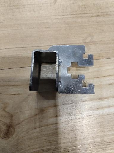 [002257] 单鱼尾扁管托中间 Soporte para cremallera centro simple