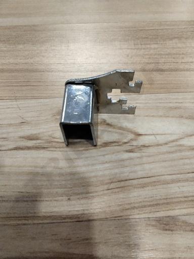 [002119] 单鱼尾电镀卡方管支撑右 Soporte para cremallera derecho simple